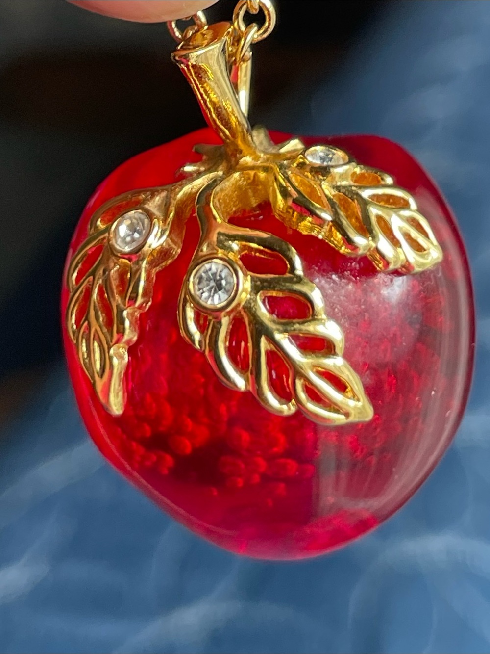 Vintage Avon Gold-Tone Red Lucite Apple Pendant Necklace - Picture 5 of 5